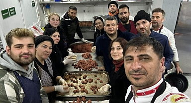 MARMARİSLİ AŞÇILAR KAZANLARI DEPREMZEDELER İÇİN KAYNATIYOR