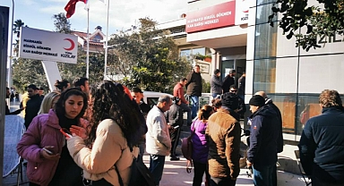 MARMARİSLİLER DEPREMZEDELERE YARDIM İÇİN SEFERBER OLDU