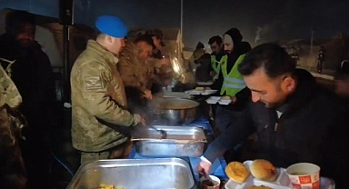 MEHMETÇİK DEPREM BÖLGESİNDE SICAK YEMEK DAĞITIMINA DEVAM EDİYOR
