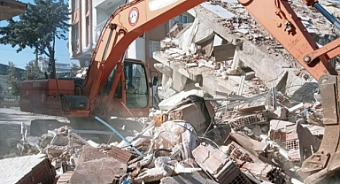 MENTEŞE BELEDİYE EKİPLERİ AFET BÖLGESİNDE ÇALIŞMALARA BAŞLADI