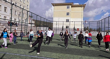 MSKÜ EĞİTİM FAKÜLTESİNDEN MİSAFİR ÇOCUKLARA MORAL ETKİNLİĞİ