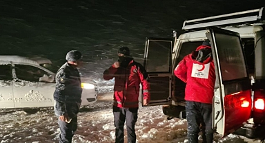 MUĞLA'DA KAR SEBEBİ İLE MAHSUR KALANLARA KUMANYA DAĞITILDI