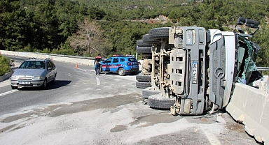 SAKAR RAMPASINDA KUM YÜKLÜ KAMYON DEVRİLDİ