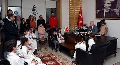 ŞAMPİYON KARATECİLER BAŞKAN GÜMÜŞ’Ü ZİYARET ETTİ