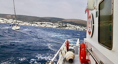 SÜRÜKLENEN 15 METRELİK TEKNEYİ KIYEM EKİPLERİ KURTARDI