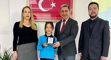 18 MART RESİM YARIŞMASI'NDA DERECEYE GİREN ÖĞRENCİLER ÖDÜLLERİNİ ALDI