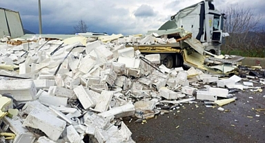 BALIK YÜKLÜ TIR KAZA YAPTI