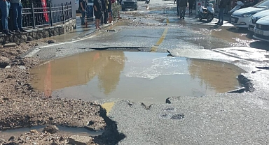 BODRUM'DA İSALE HATTI PATLADI, TONLARCA SU CADDEYE AKTI