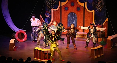 BODRUM ŞEHİR TİYATROSU, DÜNYA TİYATROLAR GÜNÜ’NDE PERDELERİNİ AÇTI