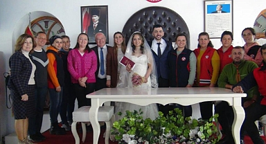 DEPREM ACILARINI UNUTUP, MUTLULUĞA EVET DEDİLER