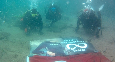 DEPREMDE KAYBETTİKLERİ ARKADAŞLARINI KADINLAR GÜNÜ’NDE SU ALTINDA ANDILAR