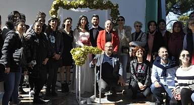 DEPREMZEDE ÇİFT FETHİYE'DE EVLENDİ