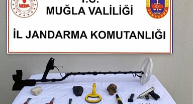 ELİNDEKİ TARİHİ ESERLERİ SATAMADAN YAKALANDI