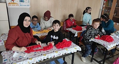 İLKOKUL ÖĞRENCİLERİ VE VELİLER DEPREMZEDE ÇOCUKLARA ATKI ÖRDÜ