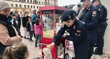 JANDARMA’DAN DEPREMZEDE ÇOCUKLARA MORAL ZİYARETİ