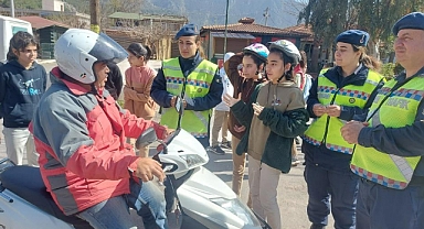 JANDARMA ÖĞRENCİLERE KASK EĞİTİMİ VERDİ