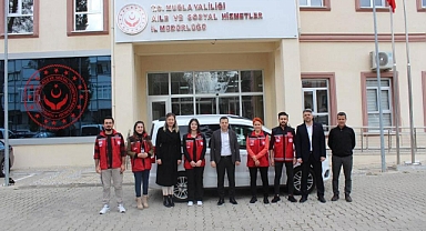 KIRMIZI YELEKLİLER AFET BÖLGESİNDEKİ VATANDAŞLARIN YANINDA 