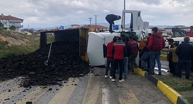 KÖMÜR YÜKLÜ KAMYON DEVRİLDİ, ALT GEÇİT KAPANDI
