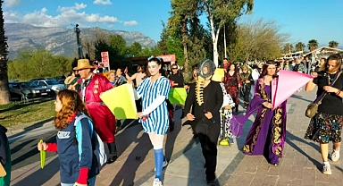 KÖYCEĞİZ’DE TİYATROLAR GÜNÜNDE RENKLİ GÖRÜNTÜLER YAŞANDI