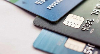 KREDİ KARTLARINI ÇALAN KURYE VE İŞBİRLİKÇİSİ TUTUKLANDI