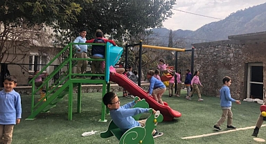 MARMARİS BELEDİYESİ OKUL BAHÇELERİNE ÇOCUK PARKI YAPIMINI SÜRDÜRÜYOR