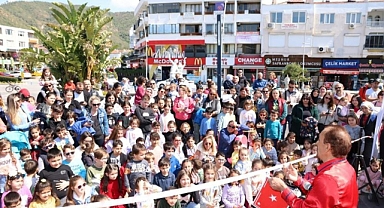 MARMARİS'TE ÇOCUKLAR EĞLENCEYLE BULUŞTU