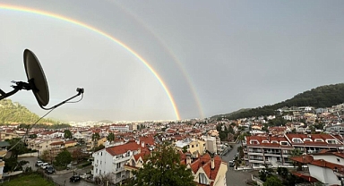 MARMARİS’TE GÖKKUŞAĞI GÖKYÜZÜNÜ RENKLENDİRDİ