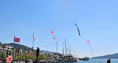 MARMARİS’TE GÖKYÜZÜ RENGARENK OLDU