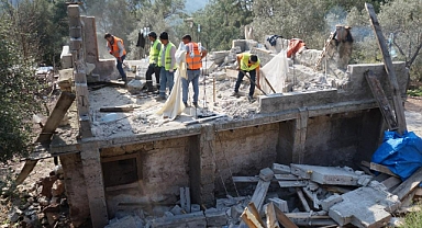 MARMARİS’TE KAÇAK YAPILAR YIKILIYOR