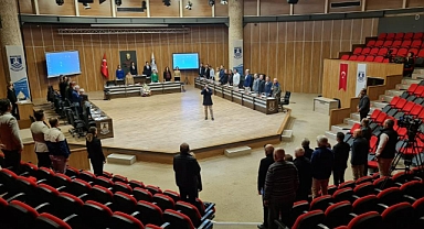 MECLİS DEPREMDE ÖLENLER İÇİN SAYGI DURUŞU İLE BAŞLADI