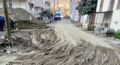 MİLAS HALKI ÇAMURLU VE TOPRAK YOLDA ZOR GÜNLER YAŞIYOR