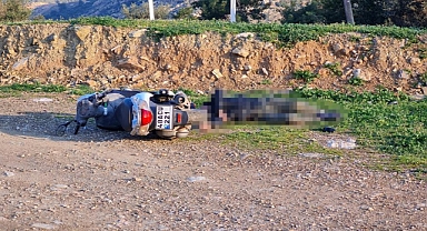 MOTOSİKLETİN YANINDA ÖLÜ BULUNDU