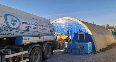 MUĞLA BÜYÜKŞEHİR EKİPLERİ ÇADIR KENTLERİN SU İHTİYAÇLARINI KARŞILIYOR