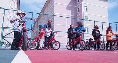 MUĞLA’DA DEPREMZEDE ÇOCUKLARA BİSİKLET EĞİTİMİ