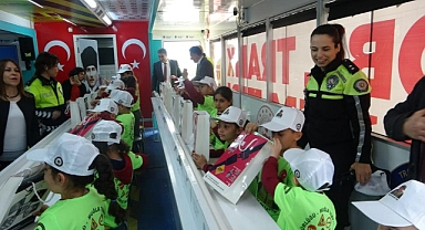 MUĞLA’DA ÖĞRENCİLERE MOBİL TRAFİK TIRI İLE TRAFİK EĞİTİMLERİ VERİLİYOR