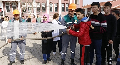 MUĞLA’DA ÖĞRETMEN VE ÖĞRENCİLERE YANGIN EĞİTİMİ VERİLDİ