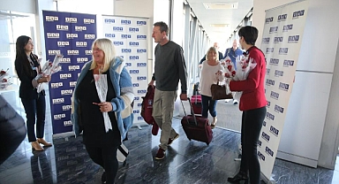 MUĞLA'DA SEZONUN İLK TURİSTLERİ ÇİÇEKLERLE KARŞILANDI