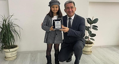 OKUMA YAZMA BİLMİYOR AMA İSTİKLAL MARŞI'NIN 10 KITASINI EZBERE OKUYOR