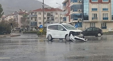 SAĞANAK YAĞIŞ KAZALARI GETİRDİ