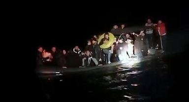 SU ALAN BOTTAKİ GÖÇMENLERİ SAHİL GÜVENLİK KURTARDI