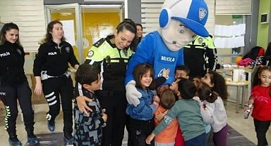 TRAFİK EKİPLERİ DEPREMZEDE ÇOCUKLARIN YÜZLERİNİ GÜLDÜRDÜ