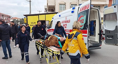 TRAKTÖRE ÇARPAN MOTOSİKLETLİ KURYE YARALANDI