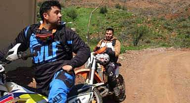 YANAN ALANLARA MOTORLARI İLE ÇIKIP TOHUM TOPLARI ATIYORLAR