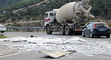YOLA SAVRULAN MERMER PARÇALARI TRAFİĞİ AKSATTI