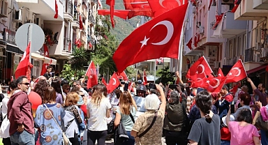 10 YILDIR BU SOKAKTA ÇOCUK ŞÖLENİ KUTLANIYOR