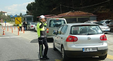 BAYRAM TRAFİĞİNDEKİ ARAÇ SÜRÜCÜLERİ UYARILDI