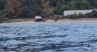 BODRUM'DA DENİZE DÖKÜLEN KUM KALDIRILIYOR