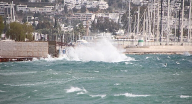 BODRUM’DA FIRTINA BALIKÇI TEKNESİNİ BATIRDI