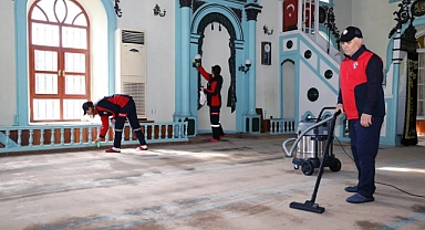 CAMİLERİNDE BAYRAM TEMİZLİĞİ