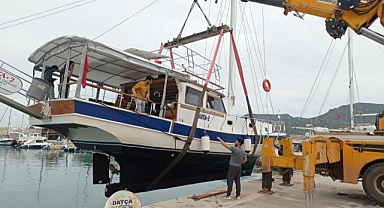 DATÇA'DA BAKIM YAPILAN TEKNELER DENİZE İNDİRİLDİ